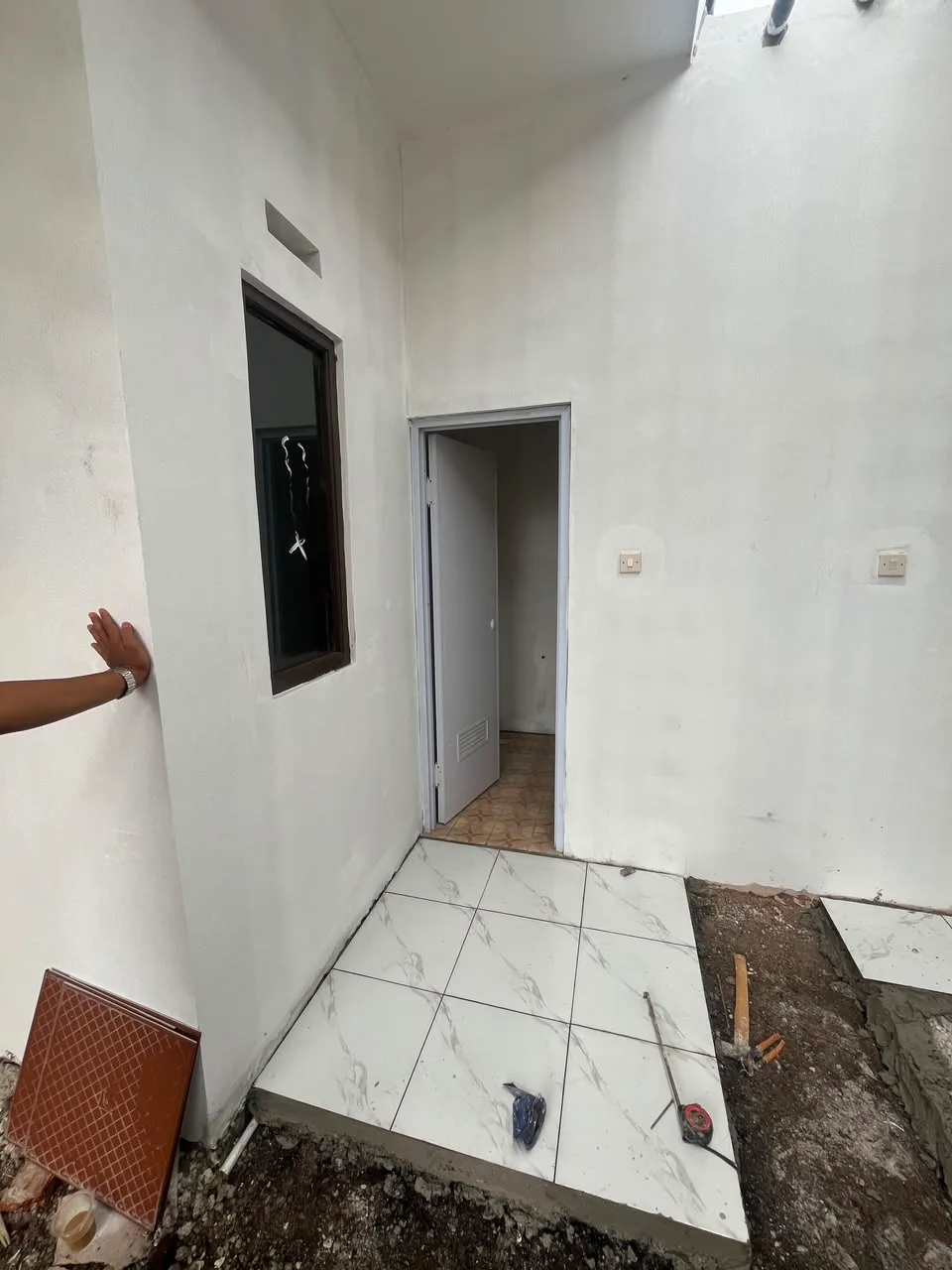 Ruang tamu modern dengan pencahayaan alami