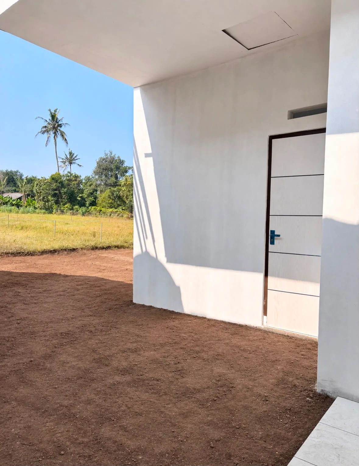 Kamar tidur nyaman dengan desain sederhana dan modern