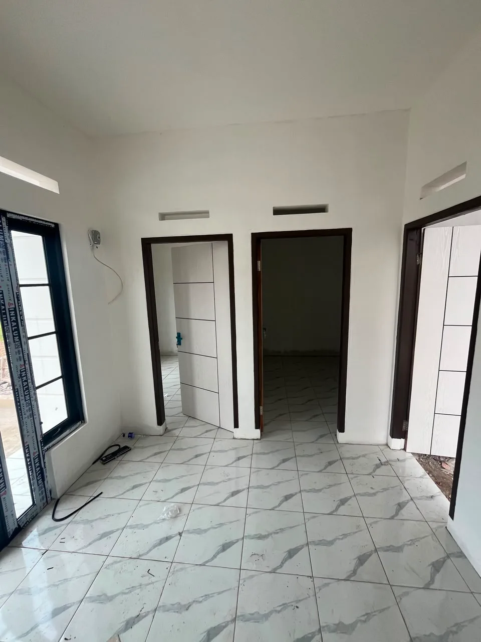 Interior rumah dengan perpaduan warna putih dan kayu