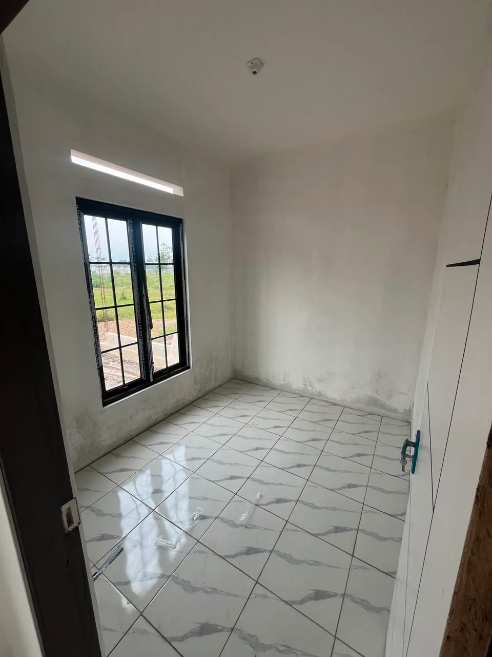 Dapur rumah modern yang ringkas dan fungsional